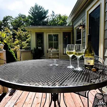 Hot Tub - Fire Pit - Fast Wi-Fi - Pet Friendly - Wine Country Escape Villa
